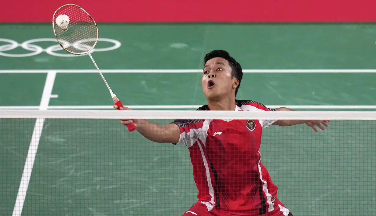 Pebulu tangkis Indonesia Anthony Sinisuka Ginting saat melawan pebulu tangkis Jepang Kanta Tsuneyama pada pertandingan tunggal putra Olimpiade Tokyo 2020 di Tokyo, Jepang, Kamis (29/7/2021). Ginting lolos ke perempat final Olimpiade Tokyo 2020 usai mengalahkan Kanta. (AP Photo/Markus Schreiber)