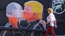 Mural bergambar calon Presiden AS, Donald Trump dan Presiden Rusia, Vladimir Putin sedang berciuman di dinding restotran, Lithuania, (13/5). Hal ini diperkuat dengan pernyataan Trump bahwa Putin adalah pemimpin yang kuat. (AFP PHOTO/Petras Malukas)