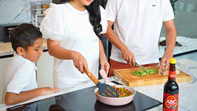 Titi Kamal bersama suami dan anak sedang memasak. (Foto: Dok. PNG The Kraft Heinz)