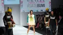 Nowela beraksi dengan lagu "Rumah Kita" pada fashion show-nya di pagelaran Jakarta Fashion Week 2015, Minggu (2/11/2014). (Liputan6.com/Panji Diksana)