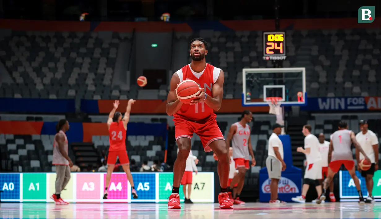Pebasket Kanada, Kyle Alexander menembak bola saat melakukan latihan menjelang laga Piala Dunia FIBA 2023 melawan Prancis di Indonesia Arena, Senayan, Jakarta, Kamis (24/08/2023). (Bola.com/Bagaskara Lazuardi)