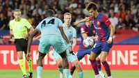 Pemain Barcelona Joao Felix, berusaha melewati pemain Antwerp FC, Soumaila Coulibaly, pada laga Liga Champions di Estadio Olimpico Lluis Companys, Barcelona, Rabu (20/9/2023). Barca menang lima gol tanpa balas. (AFP/Lluis Gene)