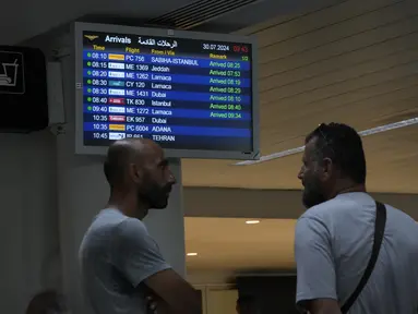 Orang-orang menunggu di terminal kedatangan Bandara Internasional Rafik Hariri di Beirut, Lebanon, Selasa (30/7/2024). (AP Photo/Hassan Ammar)