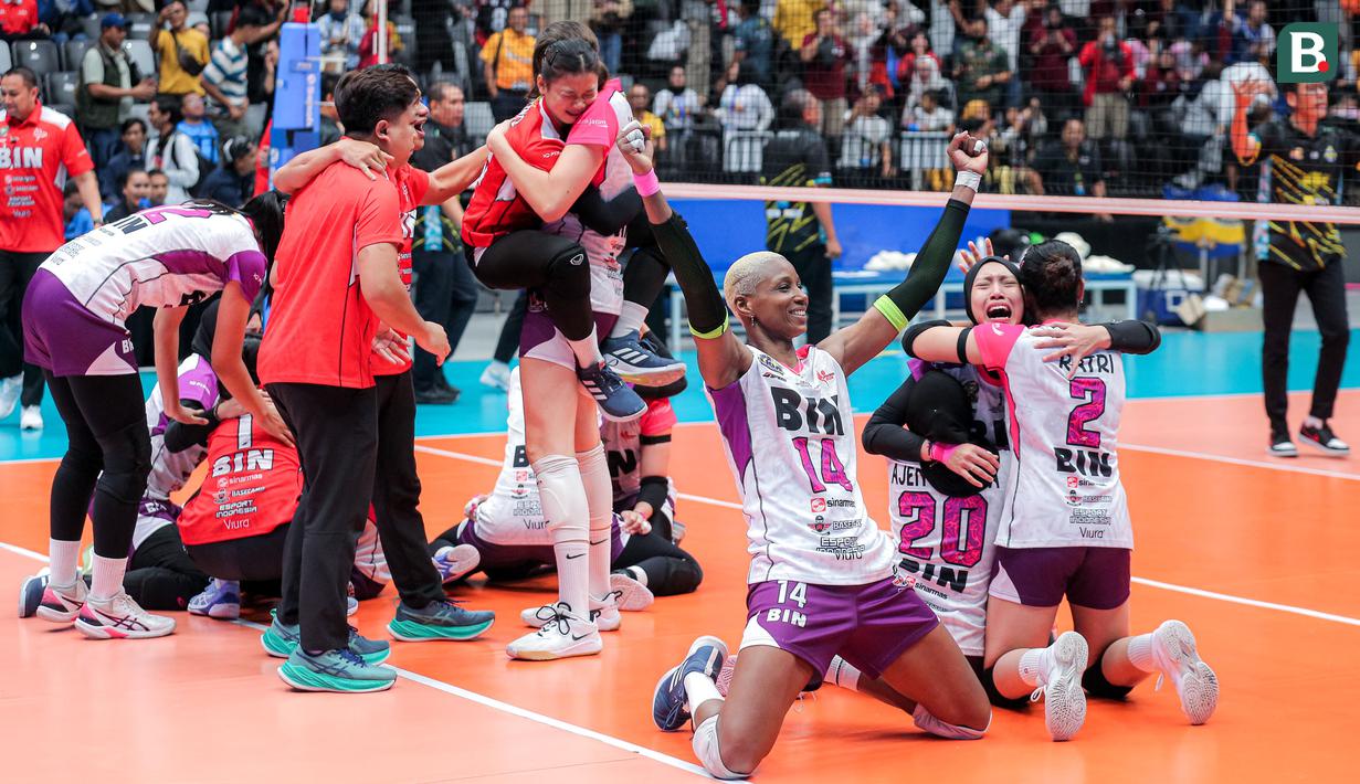 Selebrasi para pemain Jakarta BIN, Kenia Carcaces dkk setelah Megawati Hangestri mencetak poin kemenangan atas Jakarta Electric PLN pada laga grand final PLN Mobile Proliga 2024 di Indonesia Arena, Senayan, Jakarta, Sabtu (20/7/2024) malam WIB. Jakarta BIN menjadi juara setelah menang 3-2 (25-21, 25-20, 22-25, 21-25 dan 17-15) atas Jakarta Electric PLN. (Bola.com/Bagaskara Lazuardi)