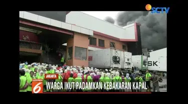 Kepanikan terjadi saat kebakaran di Pelabuhan Nizam Zachman, Muara Baru. Beberapa karyawan pabrik dan gudang di sekitar lokasi bahkan jatuh pingsan.