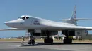 Pesawat pengebom jarak jauh Rusia jenis TU-160 ketika mendarat di Bandara Internasional Simón Bolívar, dekat Caracas, Senin (10/12). Rusia mengerahkan empat pesawat militer ke Venezuela untuk mengikuti latihan gabungan kedua negara. (Federico PARRA / AFP)