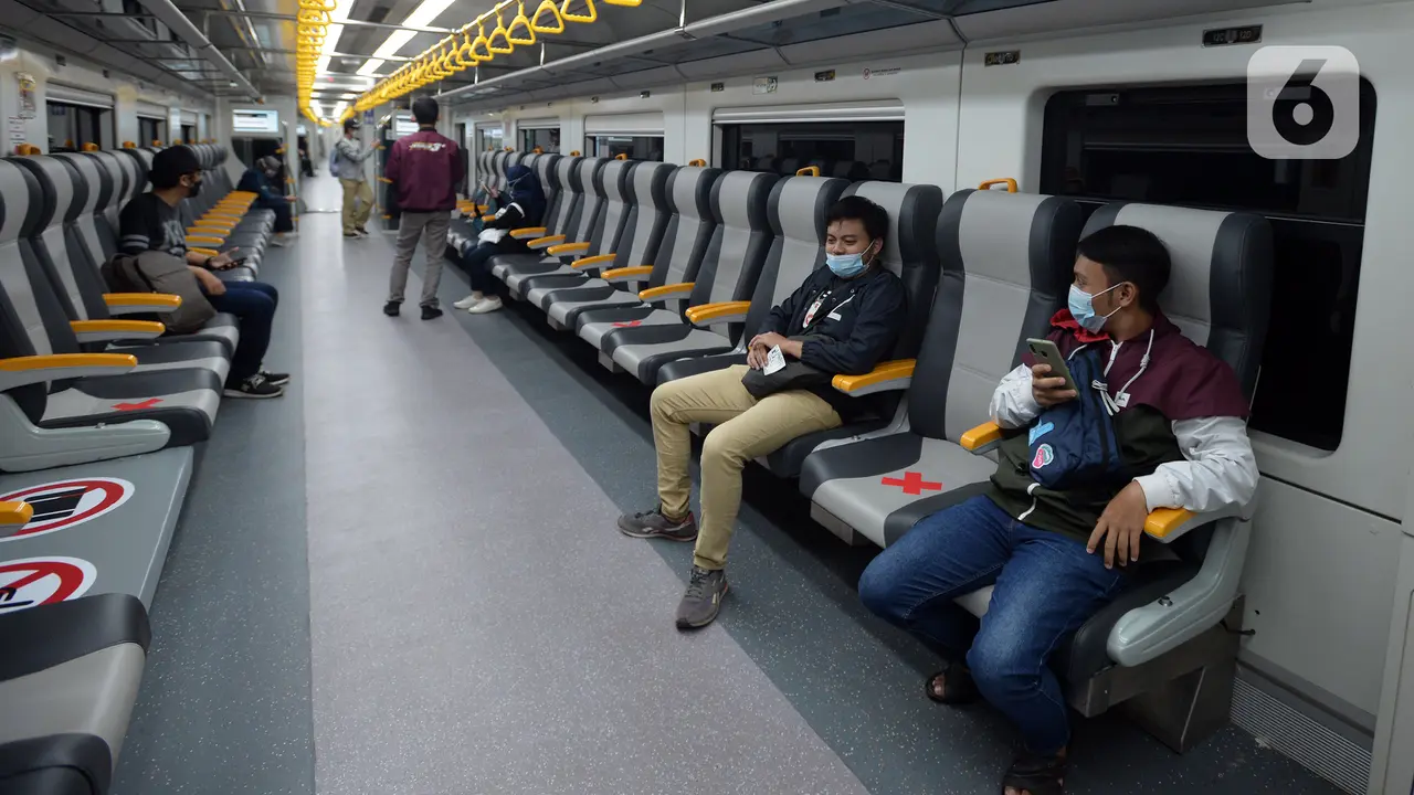 FOTO: Layanan Kereta Bandara Kelas Premium Mulai Beroperasi