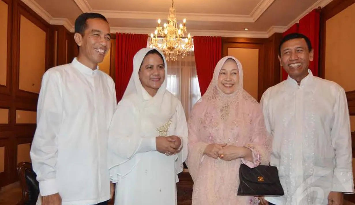 Jokowi menjadikan momen Idul Fitri untuk bersilaturahmi. Tampak Wiranto hadir ke kediaman Jokowi (Liputan6.com/Herman Zakharia)