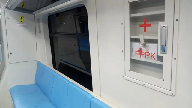 Interior kereta api ringan atau light rail trainset (LRT) Palembang, Sumatera Selatan resmi beroperasi secara komersial mulai hari ini,  Rabu (1/8/2018).  (Nurseffi/Liputan6.com)