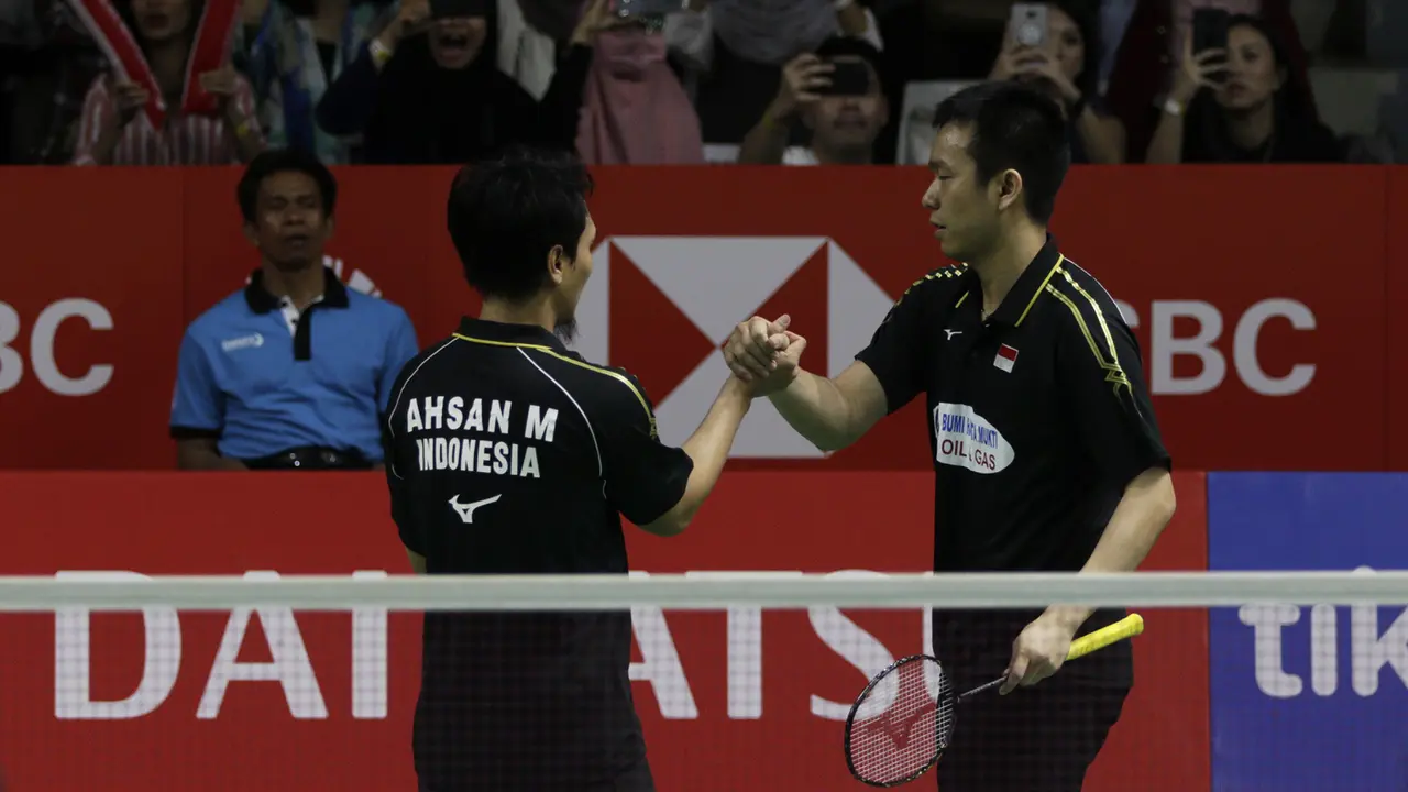 Ganda putra Indonesia, Mohammad Ahsan / Hendra Setiawan, merayakan kemenangan atas ganda China. (Bola.com/Yoppy Renato)