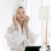 Ingin wajah glowing saat bangun tidur? lakukan 7 ritual perawatan kulit ini di malah hari. (pexels/ekaterina bolovtsova).
