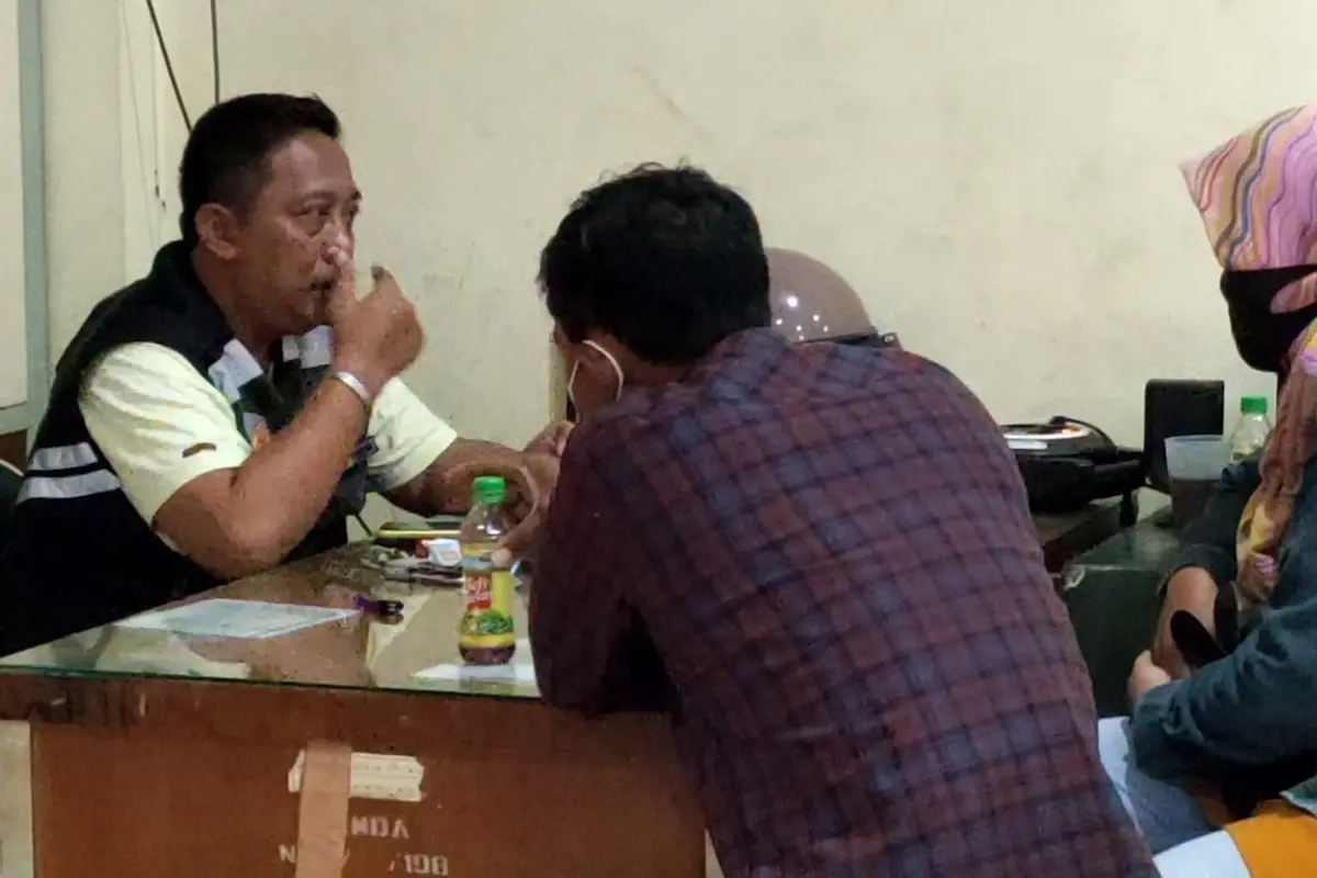 Satpol PP Bojonegoro saat meminta keterangan pasangan mesum yang berhasil diamankan oleh petugas. (Liputan6.com/Ahmad Adirin)