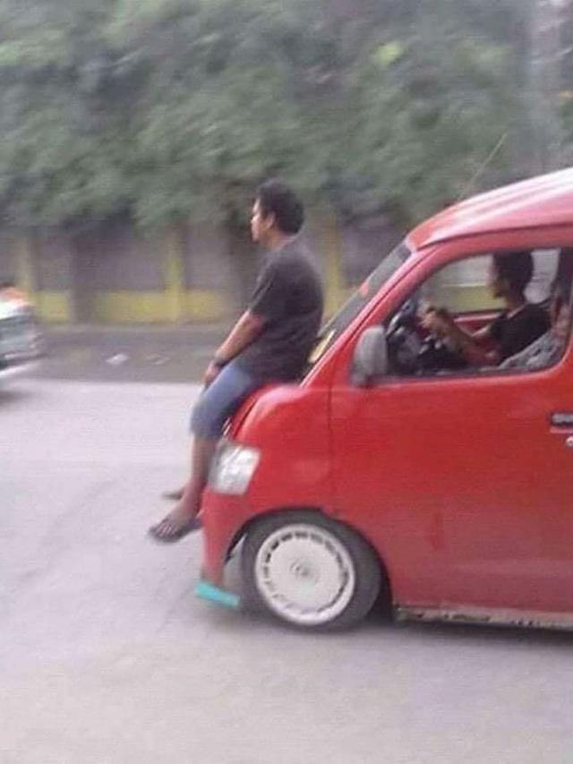 Jangan Ditiru, 6 Cara Nebeng Kendaraan yang Membahayakan Jiwa dan Raga