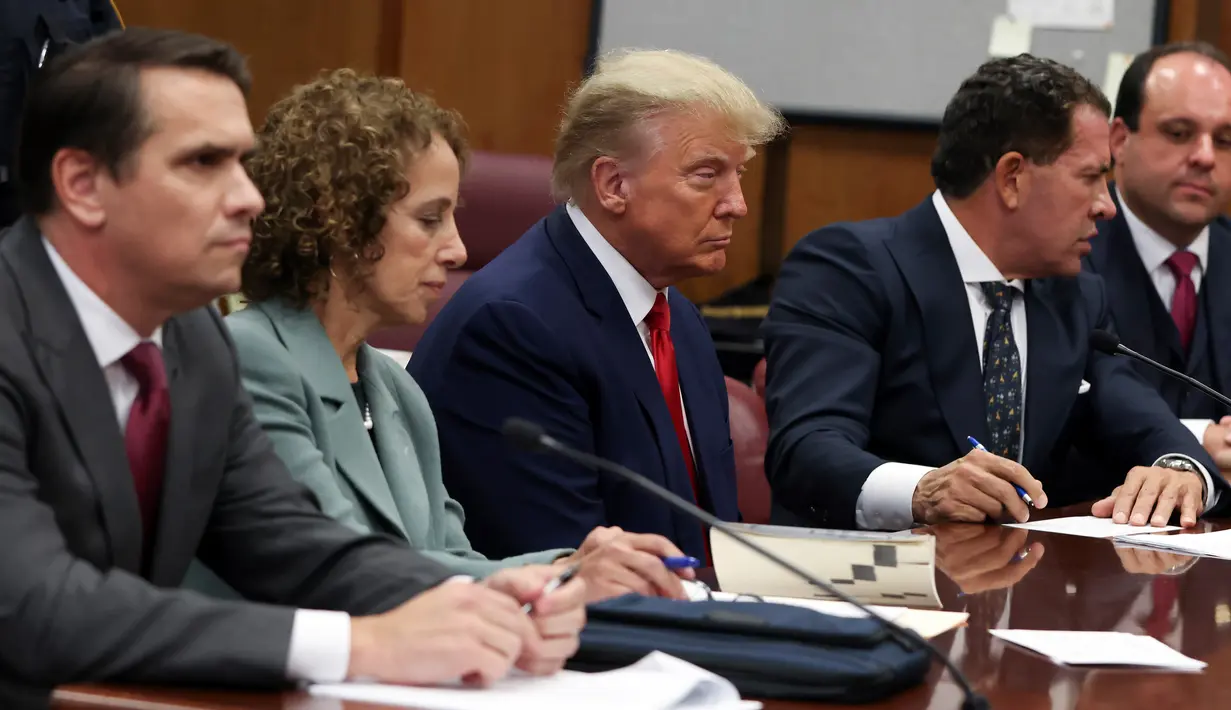 Trump memasuki ruang sidang di Pengadilan Distrik Manhattan pada Selasa pukul 14.28 waktu setempat dan meninggalkan ruang siang pada pukul 15.25 waktu setempat. Presiden ke-45 AS itu tidak diborgol dan juga tidak memberikan keterangan apapun kepada awak media. (Andrew Kelly/Pool Photo via AP)
