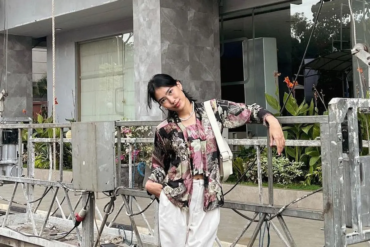 Gaya Kasual Kenakan Kebaya Dipadukan Celana