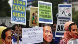 Sejumlah pendemo mengenakan topeng Jokowi saat menggelar aksi di Istana Negara, Jakarta, Kamis (18/12/2014). (Liputan6.com/Faizal Fanani)