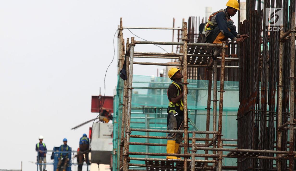 Pekerja menyelesaikan proyek pembangunan gedung dan jalan di Jakarta, Sabtu (10/11). Tenaga kerja peraih sertifikat Kementerian PUPR meliputi tukang, mandor, drafter, surveyor, operator pelaksana dan pengawas. (Merdeka.com/Imam Buhori)