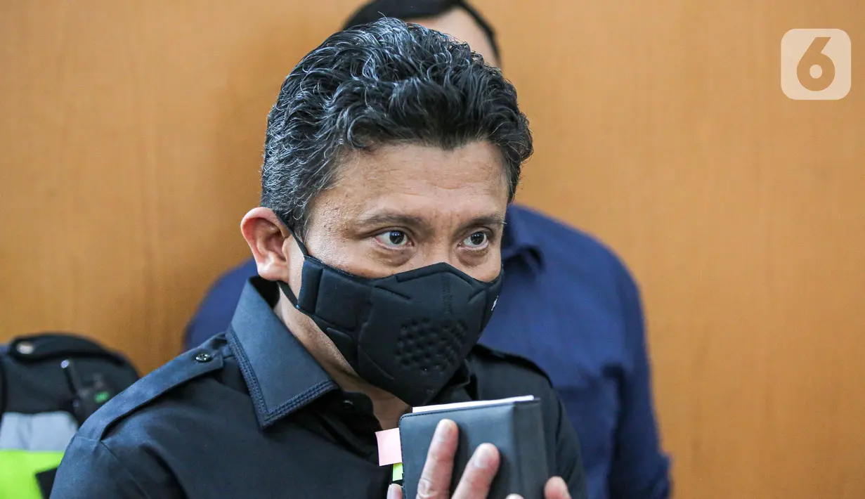 Terdakwa Ferdy Sambo  tiba untuk menghadiri sidang lanjutan kasus dugaan pembunuhan berencana Brigadir J di Pengadilan Negeri Jakarta Selatan, Selasa (1/11/2022). Sidang tersebut beragenda pemeriksaan saksi kasus dugaan pembunuhan berencana Brigadir J. (Liputan6.com/Faizal Fanani)