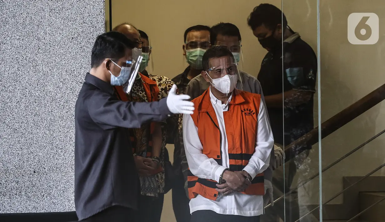 Wali Kota Cimahi Ajay Muhammad Priatna (tengah) usai diperiksa terkait kasus suap perizinan pengembangan Rumah Sakit Kasih Bunda Cimahi di Gedung KPK, Jakarta, Sabtu (28/11/2020). Ajay diduga menerima suap sebesar Rp 1,661 miliar dari total kesepakatan Rp 3,2 miliar. (Liputan6.com/Johan Tallo)
