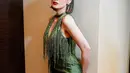 Dress panjang hijau satin tersebut memiliki detail kerah v neck sleeveless dan aksen 
fringe di bagian dada. Gaun tersebut dibuat oleh desainer Pamela Usanto. [@sarawijayanto]