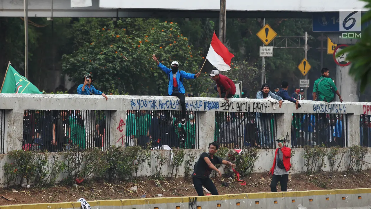 Polisi Tembakkan Gas Air Mata Bubarkan Demo Mahasiswa di Depan DPR
