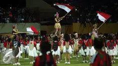 Penari mengibarkan bendera Merah Putih saat pembukaan Torabika Soccer Championship presented by IM3 Ooredoo di Stadion Mandala Jayapura, Papua, Jumat (29/4/2016). Laga perdanamempertemukan Persipura vs Persija. (Liputan6.com/Helmi Fithriansyah)