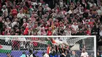 Pemain Yordania, Yazan Al-Naimat merayakan kemenangan timnya atas Korea Selatan dengan menaiki gawang setelah laga semifnial Piala Asia 2023 di Ahmad Bin Ali Stadium, Doha, Qatar, Selasa (06/02/2024). (AFP/Hector Retamal)