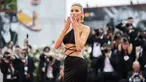 Model Elsa Hosk berpose di karpet merah saat tiba menghadiri pemutaran perdana film 'The Truth' dan acara pembukaan Festival Film Venice edisi ke-76, Venesia, Italia, (28/8/2019).  Elsa tampil seksi dengan gaun halterneck hitam yang sangat tipis yang memamerkan perutnya. (AP Photo/Arthur Mola)