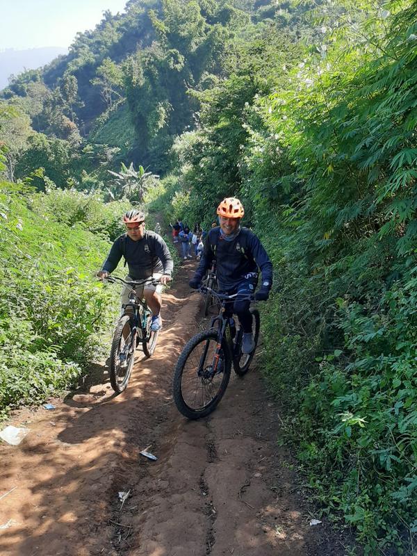 Akibat terjalnya trek tanah merah dan berpasir yang dilalui, tak heran beberapa pegowes lebih memilih tunggangan hingga beberapa meter menuju puncak Bukit Parama Satwika. (Liputan6.com/Jayadi Supriadin)