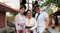 Potret Deddy Corbuzier dan Sabrina Choirunnisa di pembukaan warung kopi klotok Titiek Soeharto (sumber: Instagram/mastercorbuzier)