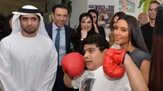Artis reality TV, Kim Kardashian berpose dengan anak penyandang cacat di Rashid Media Centre, Dubai (16/1). Anak-anak penyandang cacat memberi sambutan khusus dengan tarian tradisional untuk Kim Kardashian. (AFP Photo And Rashid Media Center/Stringer) 