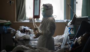 Han Yi, petugas medis dari Provinsi Jiangsu, bekerja di bangsal ICU Rumah Sakit Pertama Kota Wuhan di Wuhan, Provinsi Hubei, 22 Februari 2020. Para tenaga medis dari seluruh China telah mengerahkan upaya terbaik mereka untuk mengobati para pasien COVID-19 di rumah sakit tersebut. (Xinhua/Xiao Yijiu)