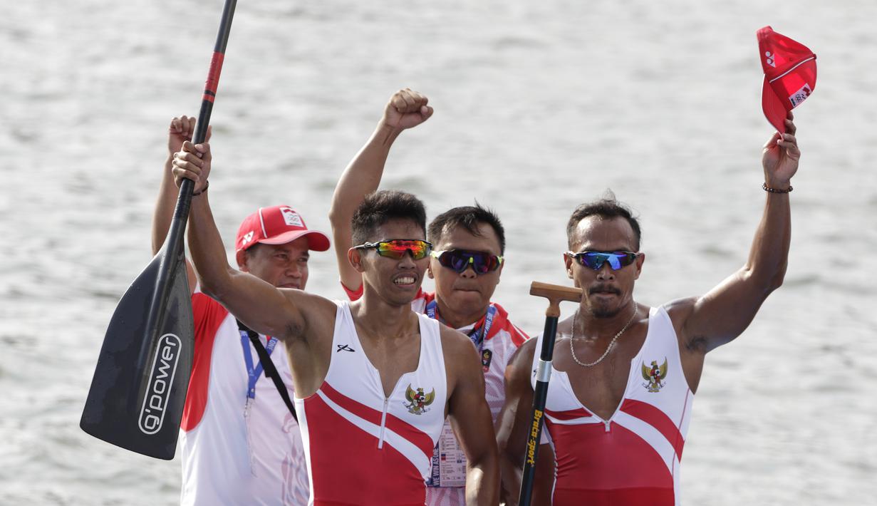Pasangan Indonesia, Anwar Tara dan Yuda Firmansyah, selebrasi usai menjadi yang tercepat pada SEA Games 2019 cabang kano nomor 1000 meter putra di Subic, Filipina, Jumat (6/12). Pasangan Indonesia berhasil meraih medali emas. (Bola.com/M iqbal Ichsan)