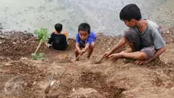 Sejumlah anak-anak bermain di area pembangunan Waduk Brigif di Jagakarsa, Jakarta Selatan, Jumat (29/1/2016). Pemkot Jakarta Selatan sendiri menargetkan 30 lokasi untuk pembangunan Ruang Publik Terpadu Ramah Anak (RPTRA). (Liputan6.com/Yoppy Renato)