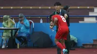 Pemain Timnas Indonesia, Witan Sulaeman menghampiri pelatih Shin Tae-yong usai menjebol gawang Myanmar dalam pertandingan lanjutan babak penyisihan Grup A SEA Games 2021 di Stadion Viet Tri, Phu Tho, Vietnam, Minggu (15/5/2022). (Bola.com/Ikhwan Yanuar)