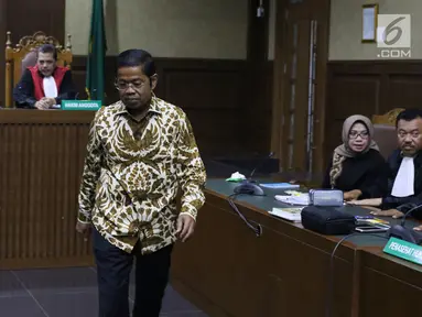 Mantan Sekjen Partai Golkar, Idrus Marham usai menjadi saksi pada sidang dugaan suap kesepakatan kontrak kerja sama pembangunan PLTU Riau-1 dengan terdakwa Eni Maulani Saragih di Pengadilan Tipikor, Jakarta, Rabu (2/1). (Liputan6.com/Helmi Fithriansyah)