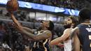 Ekpsresi pemain Indiana Pacers,  Jeff Teague (44) melakukan layup melewati hadangan pemain Chicago Bulls, Robin Lopez (tengah) pada lanjutan NBA basketball game di United Center, (26/12/2016).  (AP /Paul Beaty)