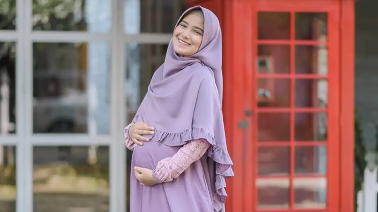 6 Potret Terbaru Nadya Mustika Pakai Gamis, Baby Bumpnya Kian Terlihat