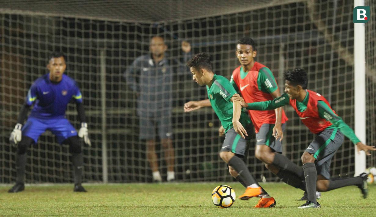 Pemain Timnas Indonesia U-19, Egy Maulana Vikri, menggiring bola saat latihan jelang laga persahabatan di Lapangan ABC Senayan, Jakarta, Kamis (22/3/2018). Indonesia akan berhadapan Timnas Jepang U-19. (Bola.com/Asprilla Dwi Adha)
