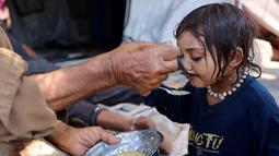 Sedikitnya 30 persen dari 2,1 juta penduduk Gaza hidup tanpa makan sekali sehari. (Omar AL-QATTAA/AFP)