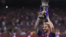 Dengan mengalahkan Sevilla, Lionel Messi berhasil mengantar Barcelona meraih trofi pertamanya di musim 2016/2017. Piala ini menjadi yang ke-29 sepanjang karier Messi bersama La Blaugrana. (AFP/Josep Lago)