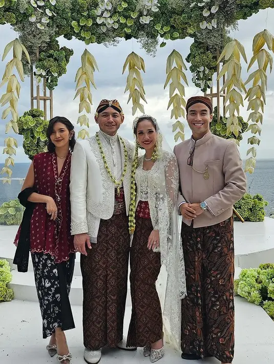 Sheila Dara juga hadir mengenakan atasan kebaya tanpa lengan warna maroon dipadukan kain lilit hitam yang serasi dengan selendangnya. [@vidialdiano]