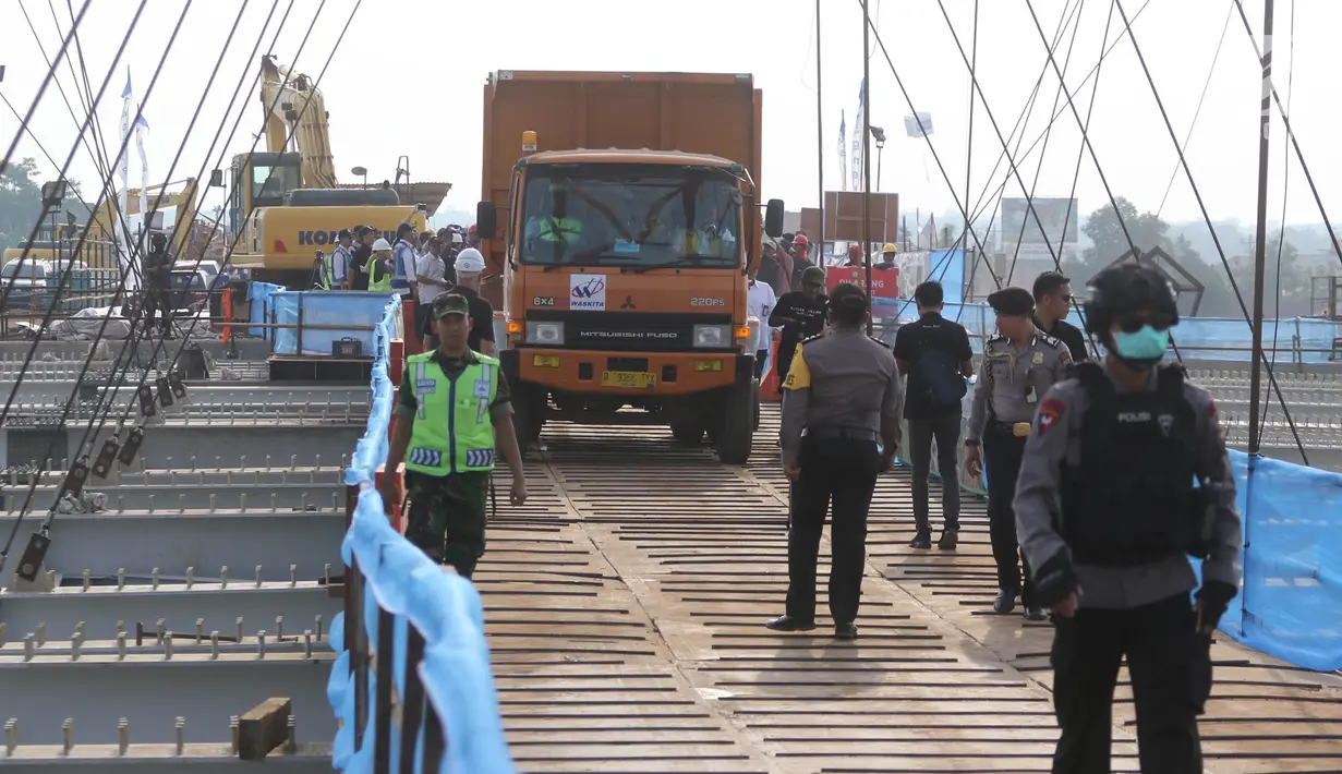 Suasana saat Menteri PUPR Basuki Hadimuljono menaiki truk untuk melintasi Jembatan Kali Kuto di Batang, Jateng, Rabu (13/6). Hadi menambahakan, Jembatan Kali Kuto akan dioperasikan selama 24 jam. (Liputan6.com/Arya Manggala)