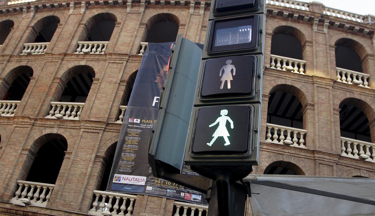 Lampu lalu lintas untuk penyeberang jalan dengan gambar sosok perempuan terlihat saat Peringatan Hari Perempuan Internasional di Valencia, Spanyol, Selasa (8/3/2016). (REUTERS/Heino Kalis)