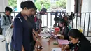 Peserta mendaftar audisi Liga Dangdut Indonesia 2 (LIDA 2) di Wisma Perdamaian Semarang, Jawa Tengah, Minggu (16/12). Audisi pencarian bakat penyanyi dangdut ini dilakukan di 34 provinsi. (Liputan6.com/Gholib)