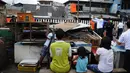 Warga mengevakuasi barang miliknya saat penggusuran di Stasiun Kemayoran, Jakarta, Senin (9/3/2015). Pembongkaran sembilan rumah warga yang masih berdiri di kawasan Stasiun kemayoran dilakukan oleh tim gabungan PT KAI. (Liputan6.com/Faizal Fanani)
