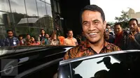 Mentan Andi Amran bersiap meninggalkan gedung KPK usai berdiskusi dengan Pimpinan KPK, Jakarta, Jumat (24/2). Amran mengaku kedatangannya itu untuk membahas beberapa hal, salah satunya terkait pupuk bersubsidi. (Liputan6.com/Helmi Afandi)