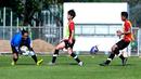 Kiper Timnas Indonesia U-22, Geril Kapoh, menangkap bola saat sesi latihan jelang persiapan SEA Games 2023 di Lapangan A Senayan, Jakarta, Selasa (7/3/2023). Timnas Indonesia U-22 melakukan internal game. (Bola.com/M Iqbal Ichsan)