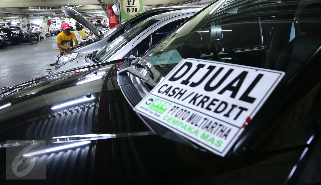 Aktivitas tempat penjualan mobil bekas di kawasan WTC Mangga Dua, Jakarta, Jumat (10/6). Sedangkan harga mobil bekas mengalami penurunan di bulan Ramadan tahun ini. (Liputan6.com/Angga yuniar)