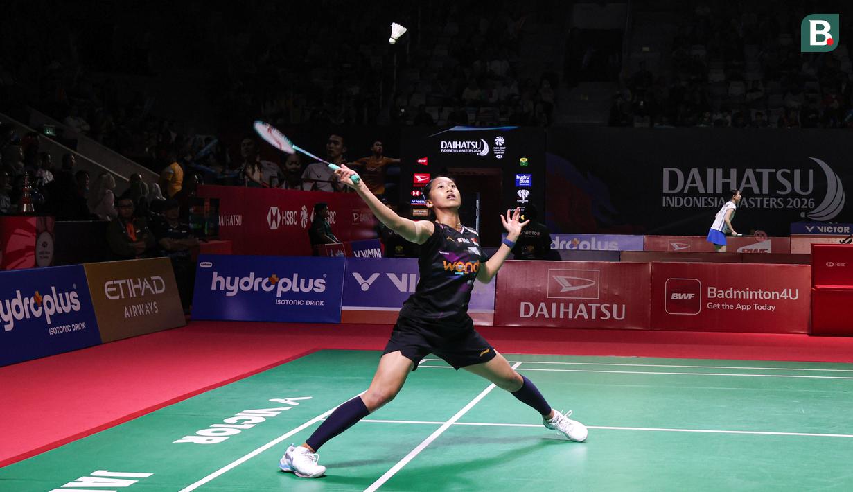 Aksi tunggal putri andalan Indonesia, Putri Kusuma Wardani pada pertandingan melawan wakil Taiwan, Sung Shuo Yun dalam babak 32 besar Indonesia Masters 2026 di Istora Senayan, Jakarta pada Rabu (21/01/2026). (Bola.com/Abdul Aziz)